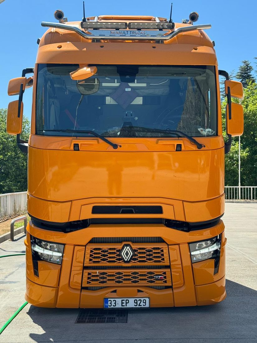 EuroPoint öz filosuna ait Renault T High çekici